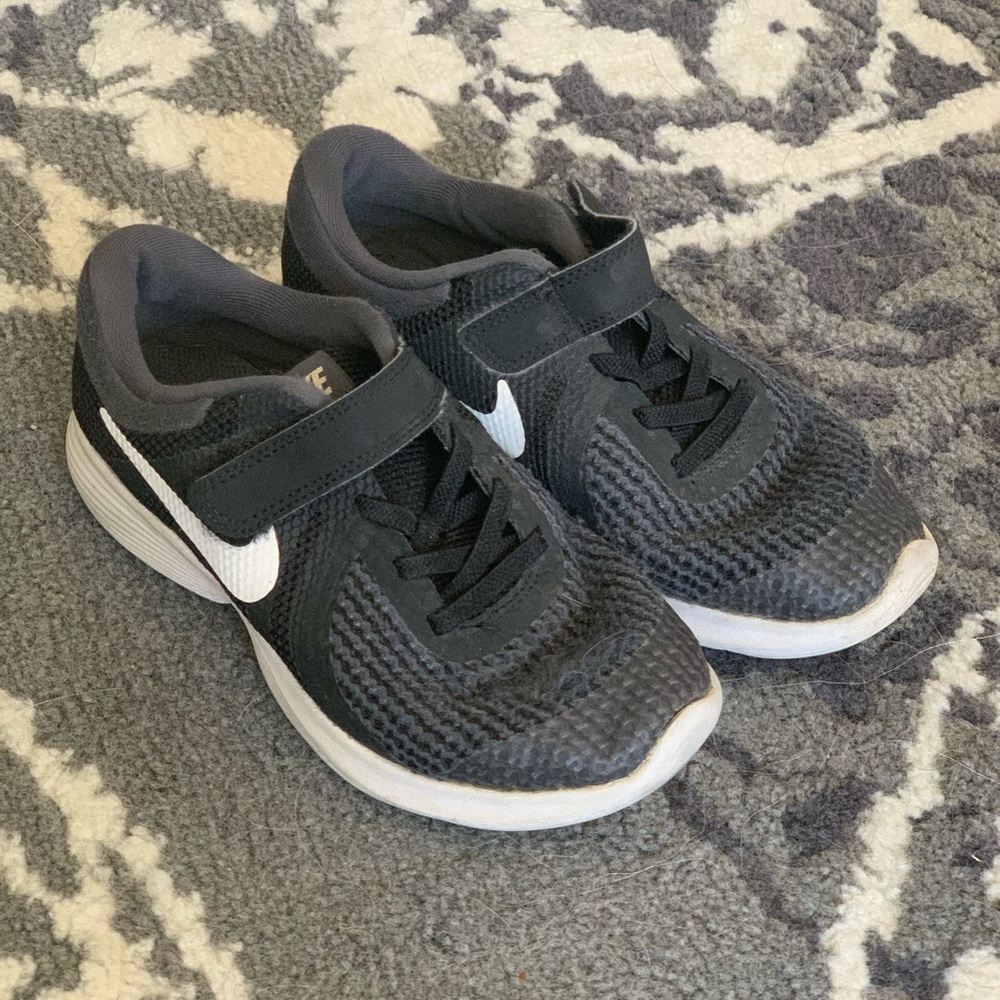 Nike boys sz 1.5 sneakers!